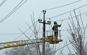 Енергетики на Донеччині відновлюють електропостачання