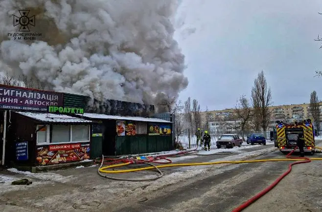 У небо здіймався стовп диму: у Києві горів магазин