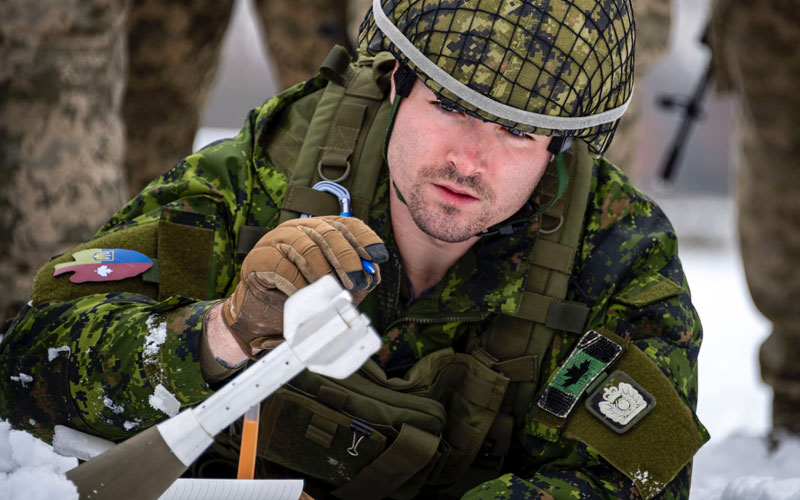 Канадські військові показали, як навчають українських захисників розмінуванню