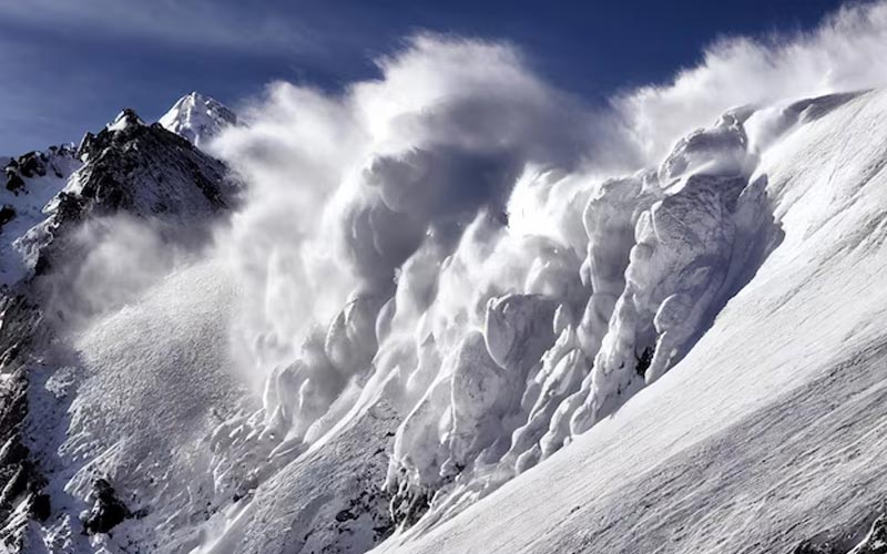 Туристам наполегливо рекомендують утриматися від походів зимовими Карпатами на період лавинної небезпеки