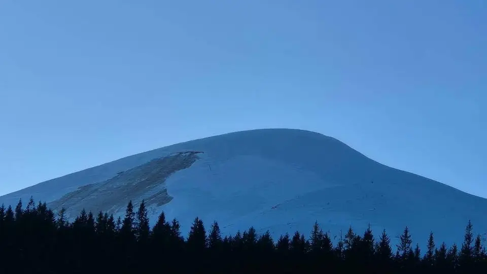 Туристам наполегливо рекомендують утриматися від походів зимовими Карпатами на період лавинної небезпеки - Фото 1