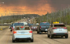 Масштабна лісова пожежа вирує у Канаді: оголосили масову евакуацію