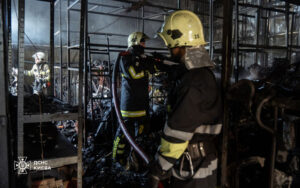 У Києві сталася пожежа на СТО в Оболонському районі