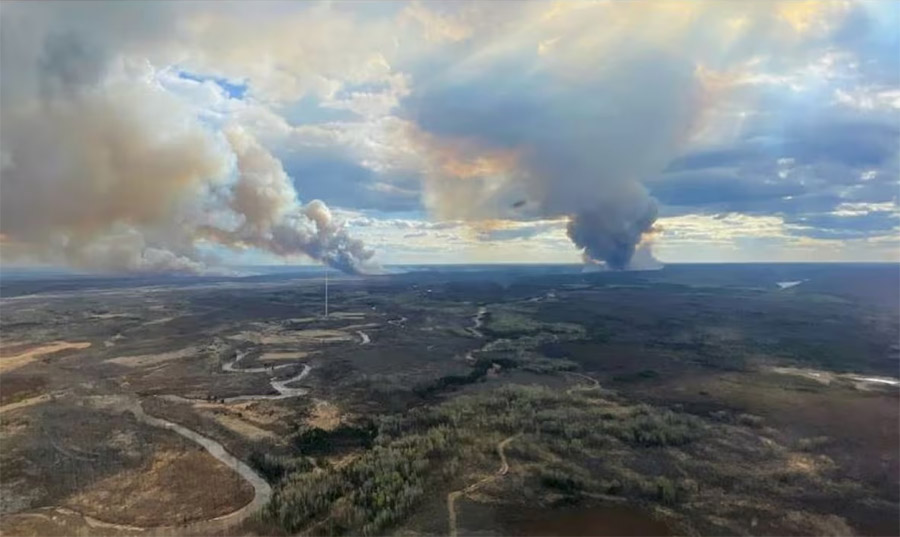 Масштабна лісова пожежа вирує у Канаді: оголосили масову евакуацію - Фото 1
