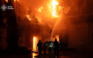 У Києві спалахнула масштабна пожежа