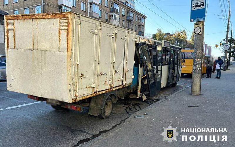 Небезпека на дорогах: у Києві вантажівка влетіла в маршрутку - Фото 1