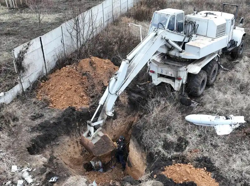 У Харкові працівники ДСНС знешкодили російську ракету Х-59, яка не розірвалася після падіння - Фото 1